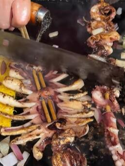 深夜路边摊继续营业!夜宵的最佳选择