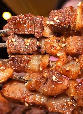 粉丝推荐路边摊烧烤,深夜好吃到不停点头