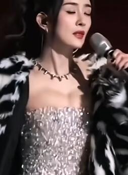 大幂幂这个外套真的又大又沉呢