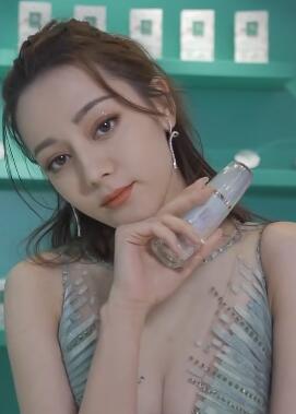 迪丽热巴 深V长裙搔首弄姿