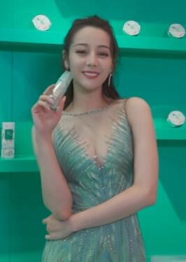 迪丽热巴这身材谁不着迷,薄纱绿裙性感火辣