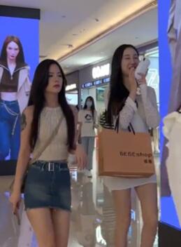 中国长沙街头 大长腿的天花板 遍地都是白花花的大长腿