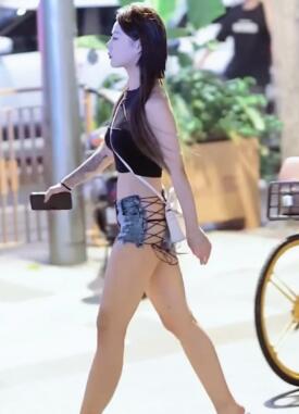 欣赏下街边酒吧小姐姐,你我穿不起的好鞋