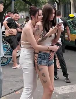 酒吧门口小姐妹,你我顶不住的穿搭