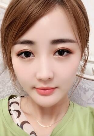 美女玩自拍,你觉得好看吗?