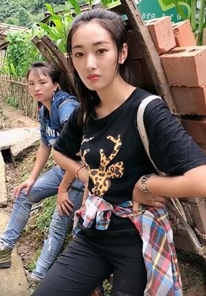 谁能娶到这种能背砖吃苦的农村姑娘一定很幸福