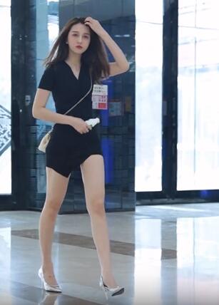 长腿美女,旁边拍照的小帅哥都看呆了