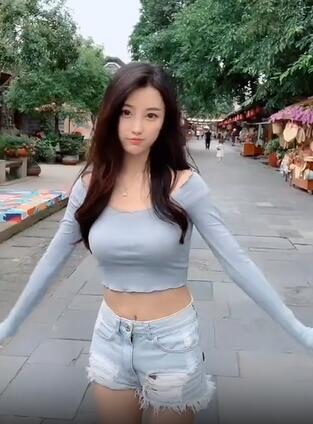 Amazing甜甜的短视频,美女的衣品确实不错