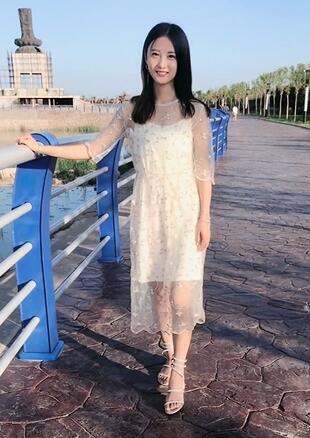 美女太能玩了,凉鞋也能玩出花样