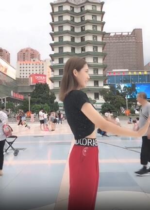快手福利视频:一个爱跳舞的美女