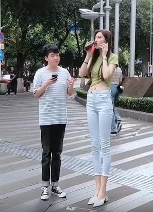 见到这么高的美女小兄弟都愣住了