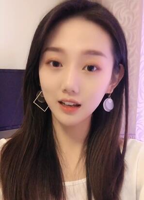 一个甜美文静的女孩讲情感语录