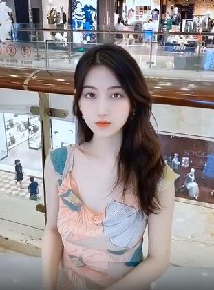 美女怕被套路,不借手机给男子,是不是她想多了呢?