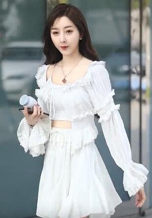 美女街拍:身体与相貌无可挑剔