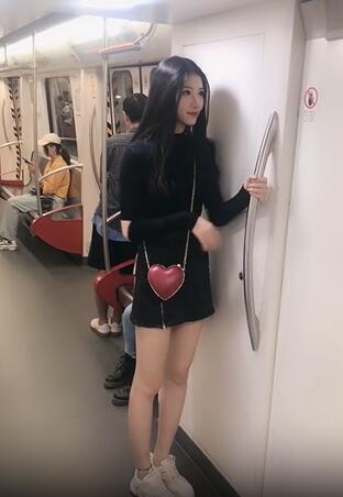 地铁里这位漂亮的小姐姐很可爱,你觉得怎么样
