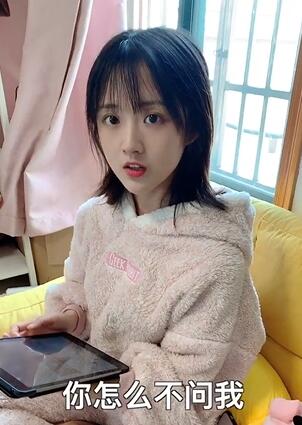 男子整蛊漂亮的女朋友