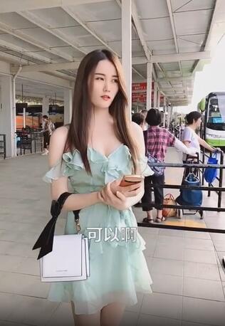 男子想让美女做他女朋友 听完美女有何要求吧