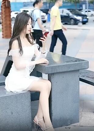 偷拍美女的最高境界,但忘关闪光灯被发现了!