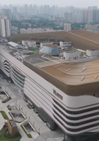 在武汉发现一个超大型商场,我老家可没有这样的规模