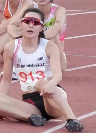 田径跑完以后,运动员累的直接瘫倒在地