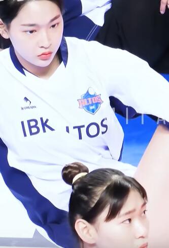 韩国女排赛前伸展最美瞬间