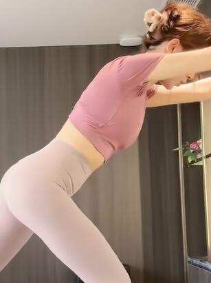 蔡娜妹妹性感紧身瑜伽裤美女健身房普拉提直播