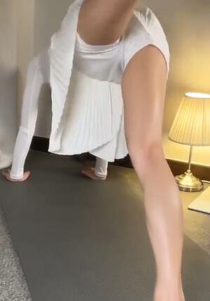 和狗狗一起做瑜伽