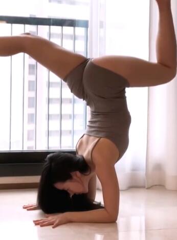 周末在家做两组一字马瑜伽,可以让双腿更修长哦