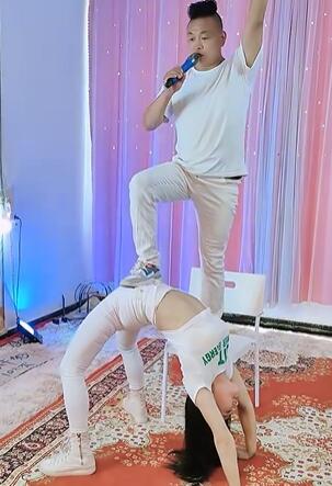 女子表演下腰,男子竟直接站了上去