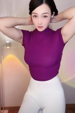 白色瑜伽裤美女骑单车2