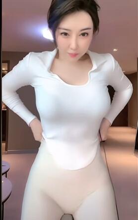 白色瑜伽裤美女姐姐踩单车