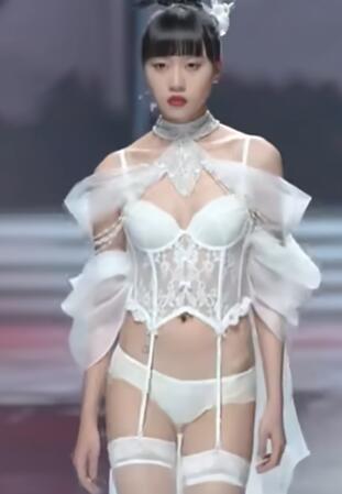 2024深圳SIUF开幕演绎《潮气东方》内衣秀