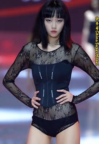 黑色蕾丝薄纱上衣模特秀