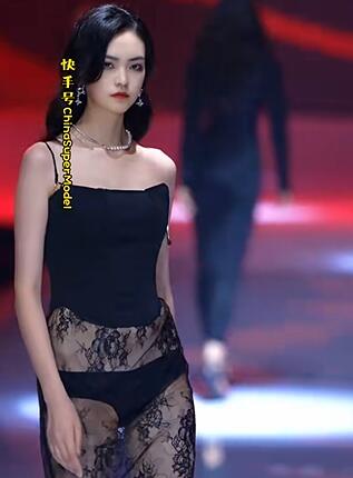 黑色蕾丝薄纱裙模特秀