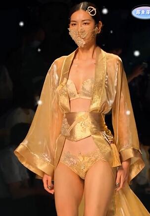 国际时尚周配上乡村版BGM还挺不错的