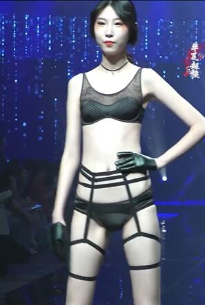 简行内衣博览会首秀九九精品泳装秀