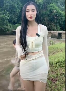 �ǳ�Ư��Ů��������ˮ