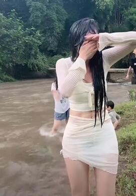 非常漂亮女主播穿短裙在玩水