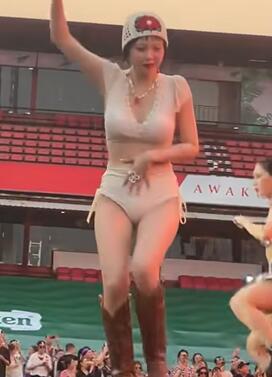 泫雅泰国泼水节舞台,这谁受得了啊