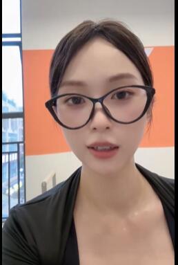 性感紧身瑜伽裤美女青蛙趴健身直播