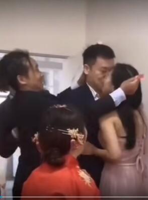 你女朋友也是这样给别人当伴娘的