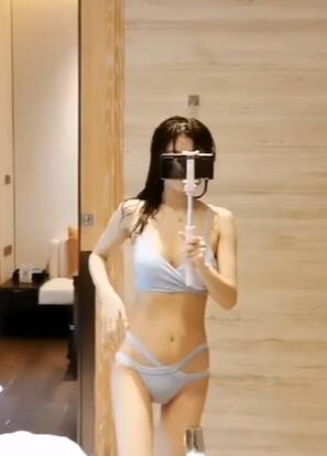 美女主播浴室上演比基尼湿身诱惑爱了爱了