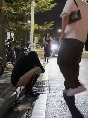 街拍真实生活,越夜越美,夜色下的美女时尚穿搭