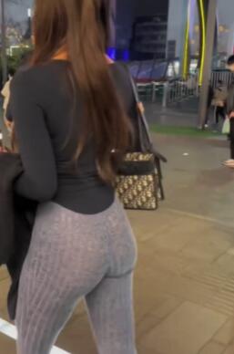 街拍灰色紧身裤美女
