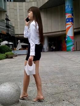 真实街拍1长发超短裙好身材小美女OL