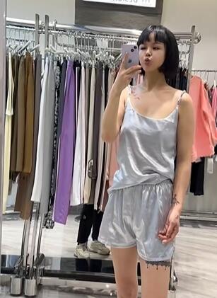 美女这个在卖睡衣吗