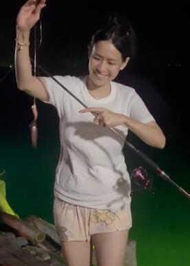 少妇闲来无事来钓钓鱼