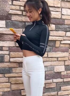 这样的身材搭配白色紧身裤出街显眼光采