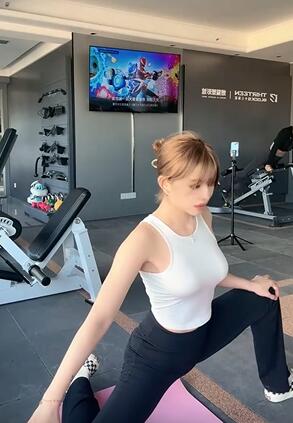 艺艺Marie健身房性感紧身瑜伽裤美女直播健身