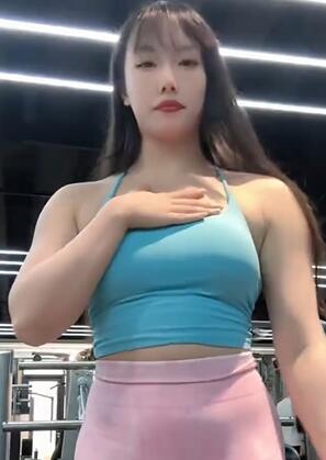 健身房性感紧身瑜伽短裤美女直播健身